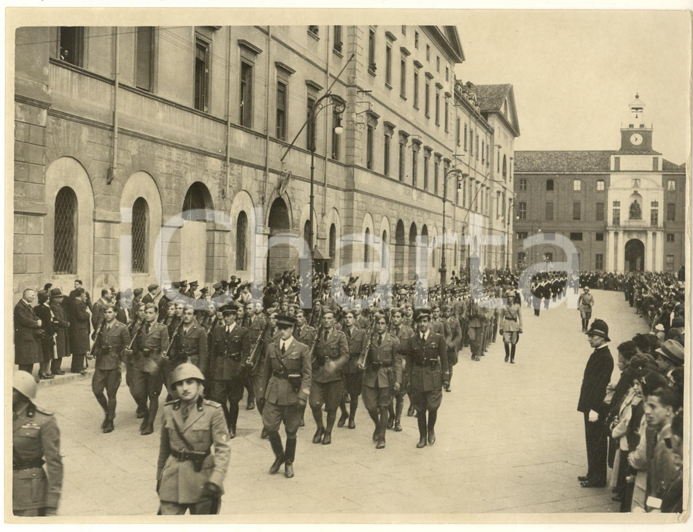 Fotografia d epoca originale 1937 MILANO Caserma Garibaldi  Partenza labari per celebrazione impero a Roma 1