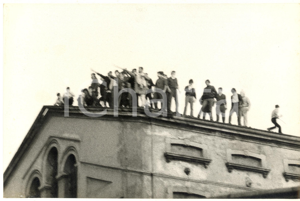 Fotografia d epoca originale 1969 MILANO Carcere SAN VITTORE  Rivolta detenuti  Carcerati sul tetto 1 1