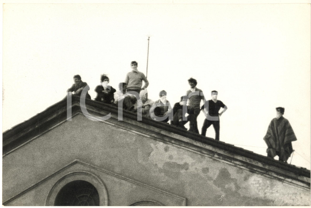Fotografia d epoca originale 1969 MILANO Carcere SAN VITTORE  Rivolta detenuti  Carcerati sul tetto 2 1