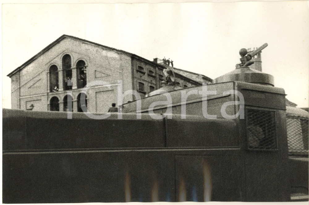Fotografia d epoca originale 1969 MILANO SAN VITTORE  Rivolta detenuti  Carcerati sul tetto e alle finestre 1