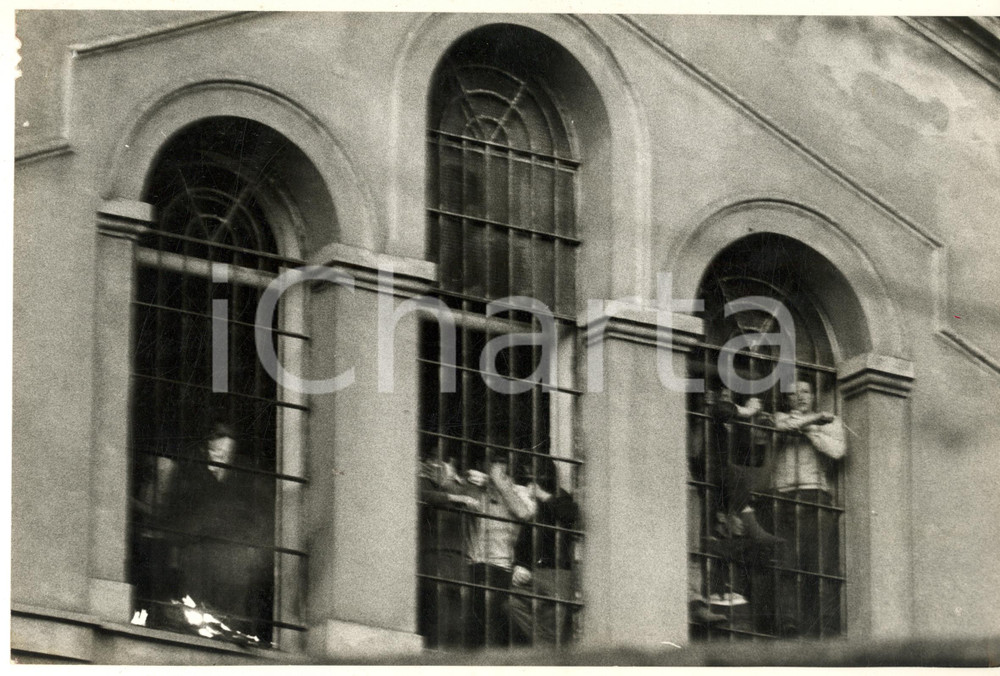 Fotografia d epoca originale 1969 MILANO Carcere SAN VITTORE  Rivolta detenuti  Carcerati alle finestre 1