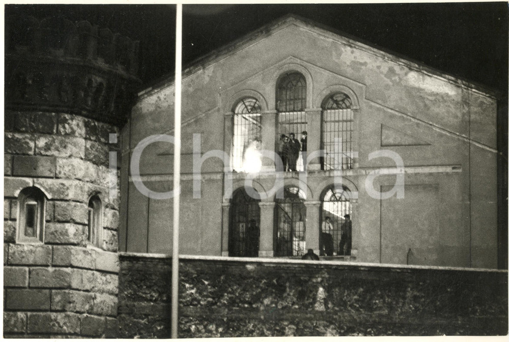 Fotografia d epoca originale 1969 MILANO Carcere SAN VITTORE  Rivolta detenuti  Carcerati alle finestre 2 1