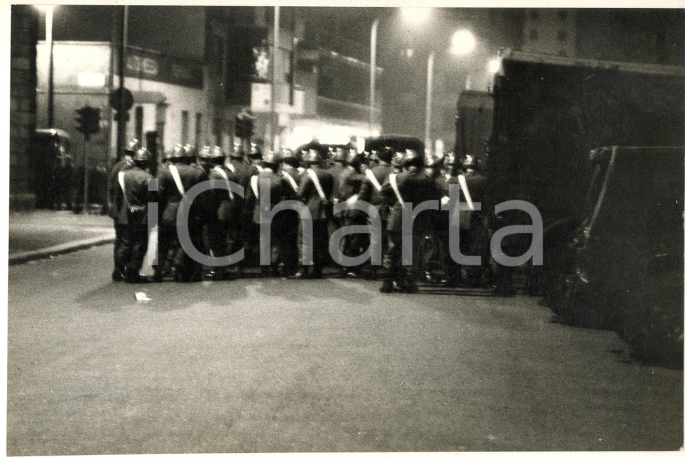 Fotografia d epoca originale 1969 MILANO Carcere SAN VITTORE  Rivolta detenuti  Squadra di agenti Foto 1