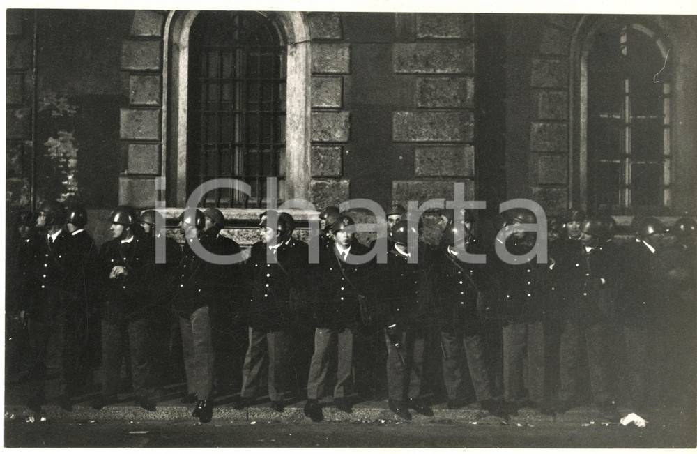 Fotografia d epoca originale 1969 MILANO Carcere SAN VITTORE  Rivolta detenuti  Squadra di agenti  Foto 1