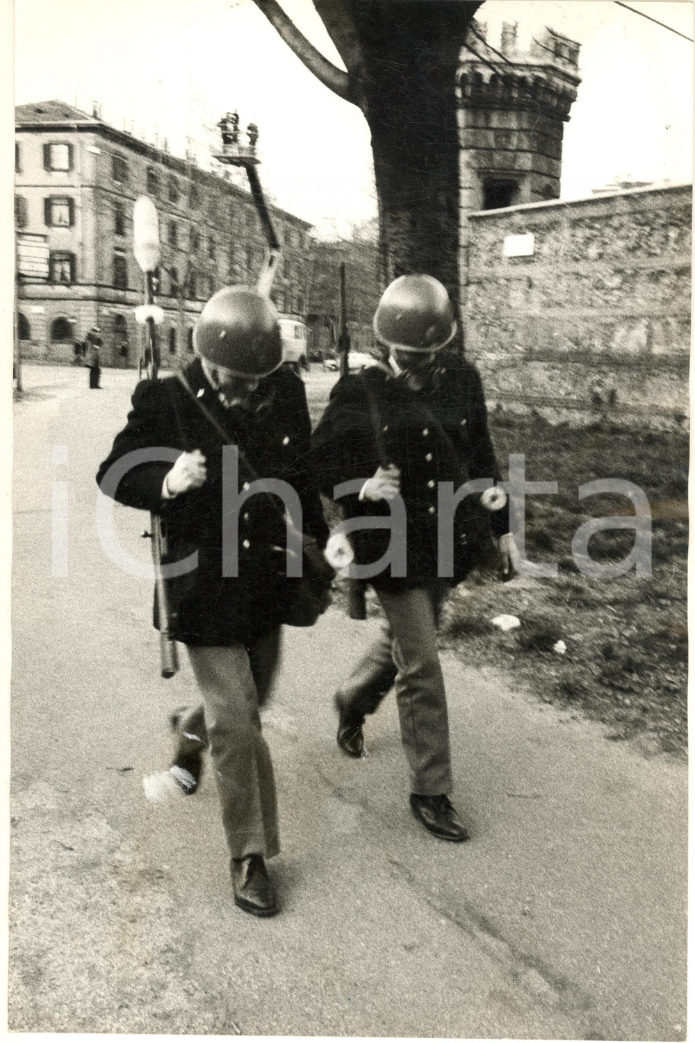 Fotografia d epoca originale 1969 MILANO Carcere SAN VITTORE  Rivolta detenuti  Arrivo degli agenti  Foto 1
