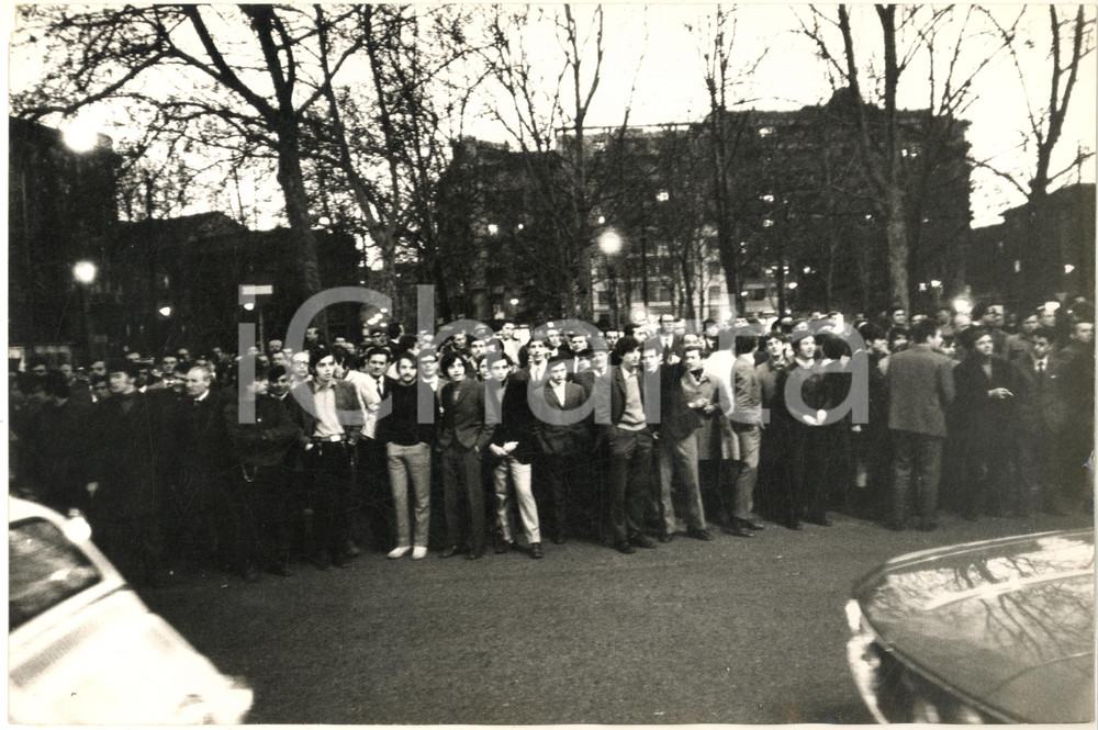 Fotografia d epoca originale 1969 MILANO Carcere SAN VITTORE  Rivolta detenuti  Folla in attesa  Foto 1