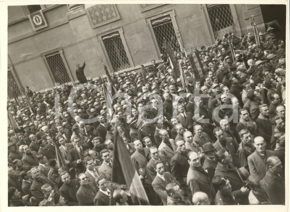 Fotografia d epoca originale 1935 MILANO Celebrazioni XXIV Maggio  Leva fascista in piazza Belgioioso Foto 1