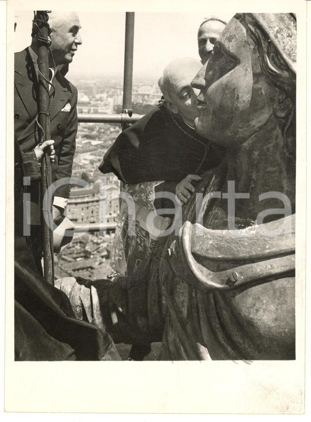 Fotografia d epoca originale 1939 MILANO Posa di una reliquia alla Madonnina del Duomo  Card. SCHUSTER Foto 1