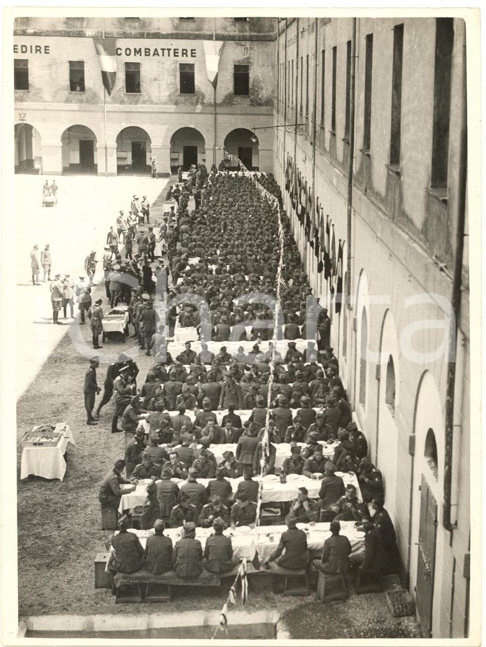 Fotografia d epoca originale 1938 MILANO Giornata dello Statuto  Rancio reclute 7° reggimento in caserma 1