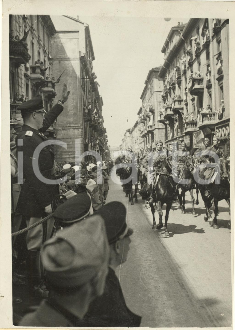 Fotografia d epoca originale 1942 MILANO via Paolo Sarpi  Aldo VIDUSSONI alla sfilata della GIL  Foto 1