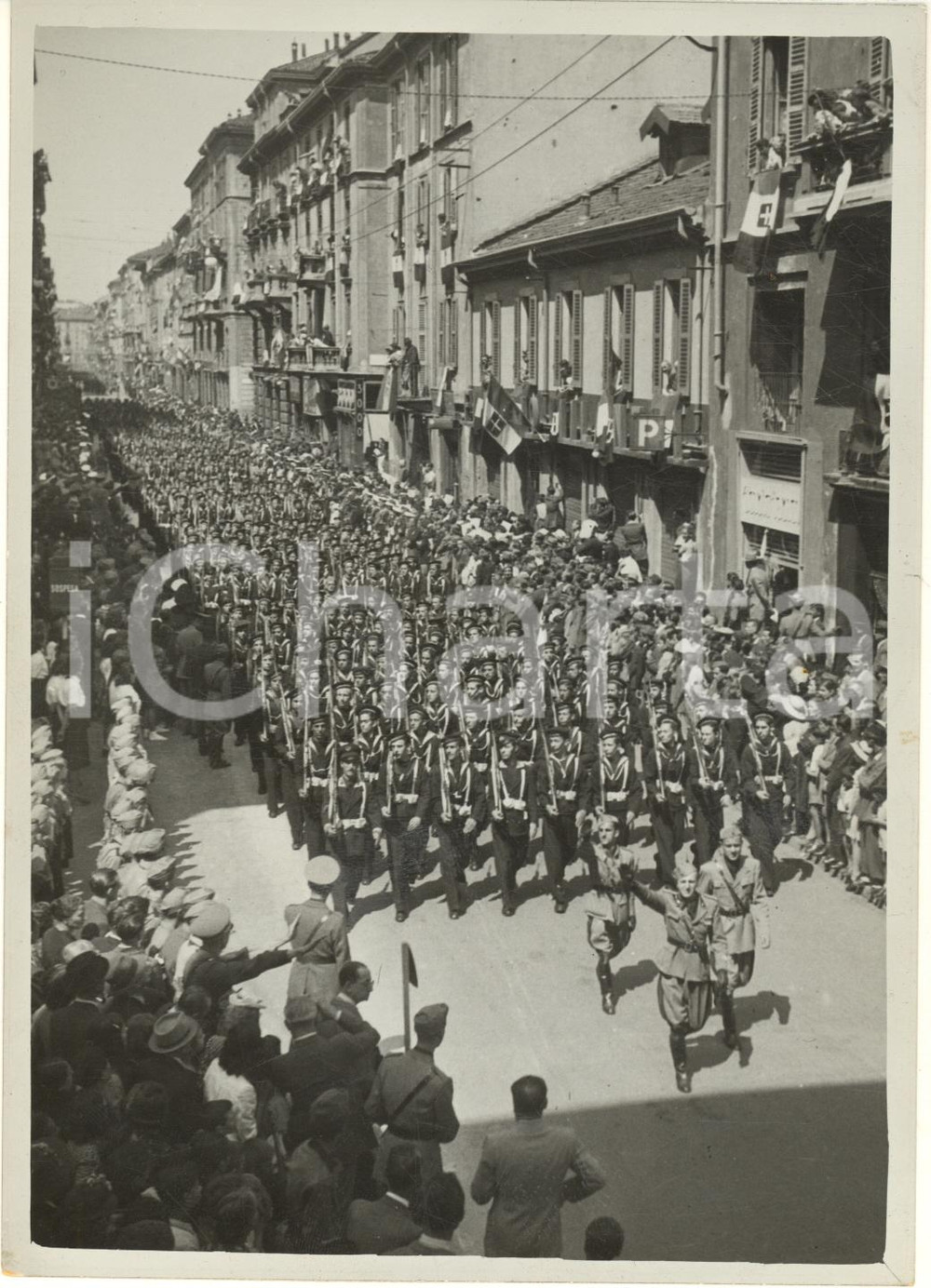 Fotografia d epoca originale 1942 MILANO via Paolo Sarpi  Settimana della GIL  Sfilata Foto 13x18 cm 1
