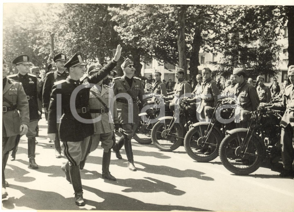 Fotografia d epoca originale 1942 MILANO Settimana della GIL  Aldo VIDUSSONI passa in rassegna gli iscritti 1