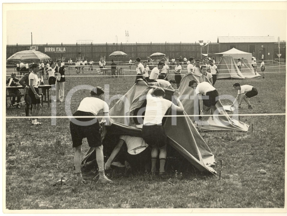 Fotografia d epoca originale 1932 MILANO Campo GIURIATI  Concorso ONB  Avanguardisti montano le tende 1