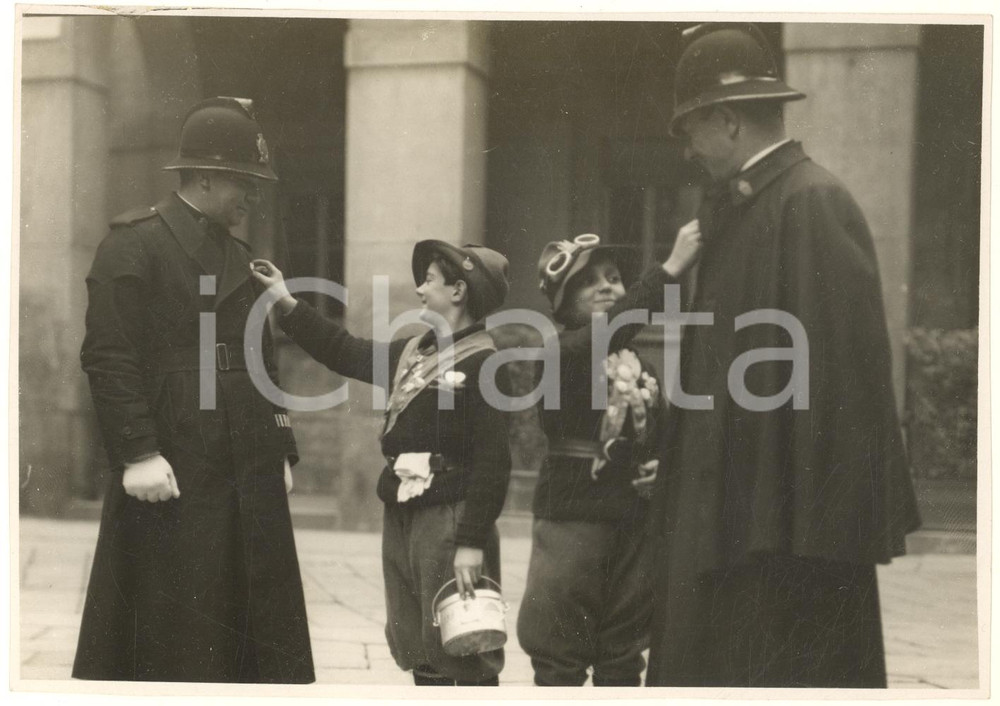 Fotografia d epoca originale 1933 MILANO Settimana del Balilla  L obolo dei vigili Foto 18x13 cm 1