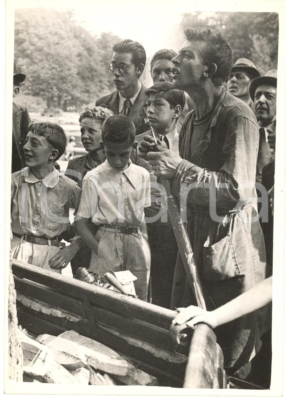 Fotografia d epoca originale 1939 MILANO Giardini Pubblici  Artigiano dei bambini ripara un siluro Foto 1