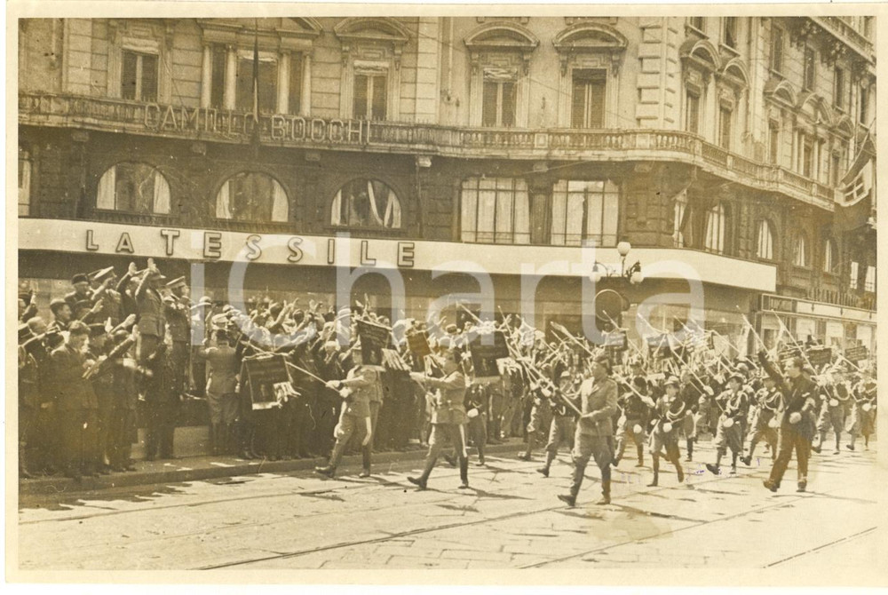 Fotografia d epoca originale 1934 MILANO Piazza Cordusio  Parata camicie nere davanti a Renato RICCI Foto 1