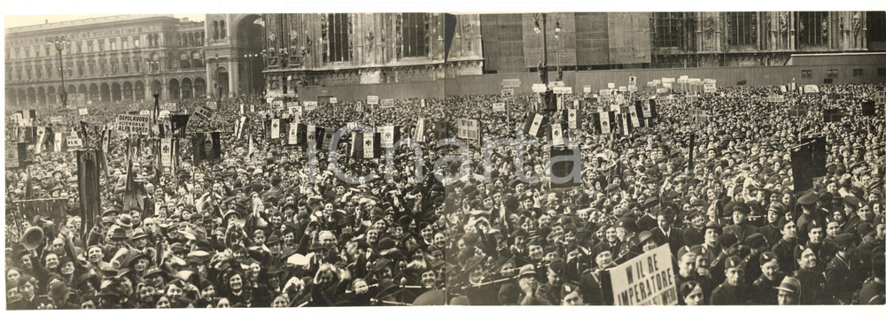 Fotografia d epoca originale 1938 MILANO Piazza Duomo  Folla acclama il Re per NATALE DI ROMA Foto doppia 1
