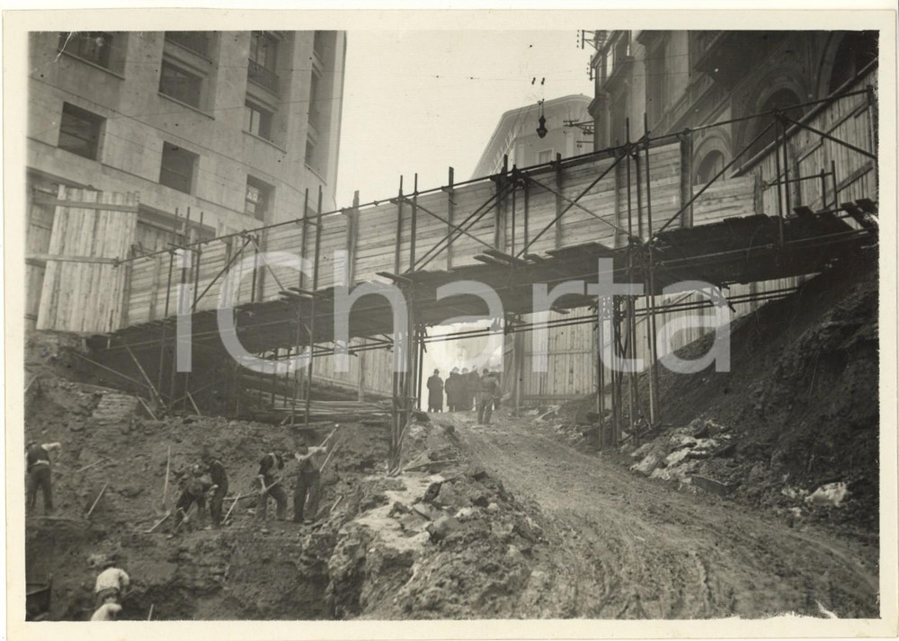 Fotografia d epoca originale 1941 MILANO Piazza Duomo  Cantiere  Passerella per via Dogana  Foto 1