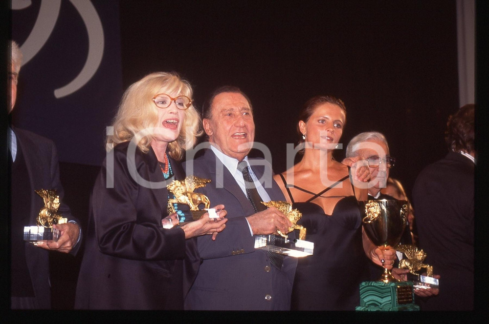 Fotografia d epoca originale 1995 FESTIVAL VENEZIA Alberto SORDI Monica VITTI LEONE D ORO 35mm VINTAGE SLIDE 1