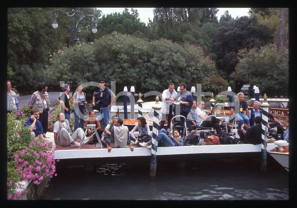 Fotografia d epoca originale 1999 FESTIVAL VENEZIA  Fotografi in attesa delle celebrità 35mm VINTAGE SLIDE 1