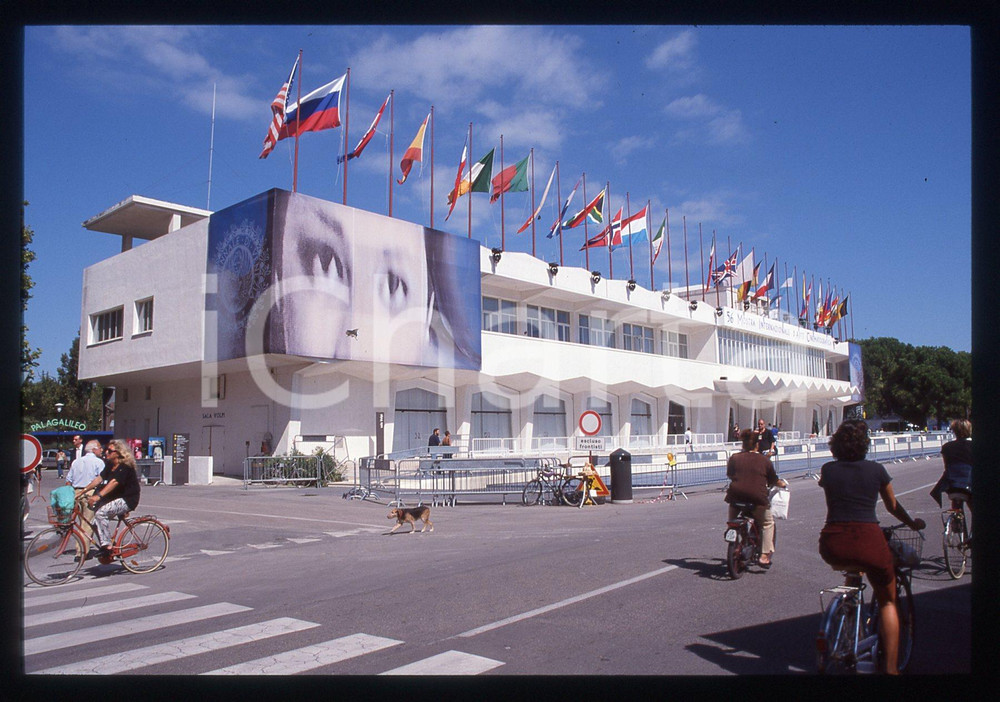 Fotografia d epoca originale 1999 FESTIVAL VENEZIA  Entrata del PALAZZO DEL CINEMA 35mm VINTAGE SLIDE 1
