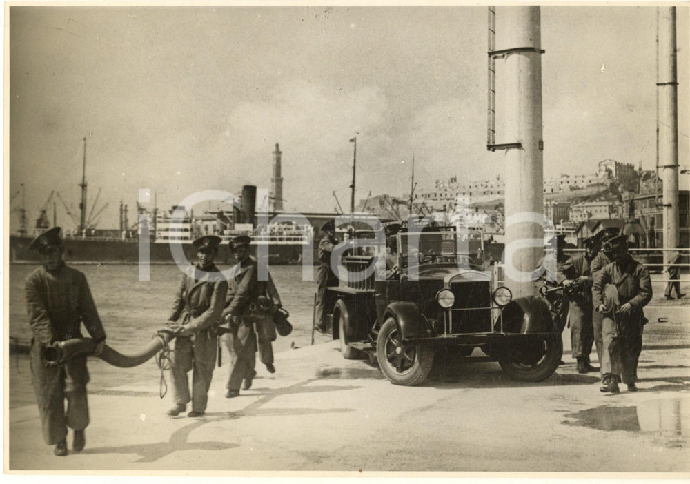 Fotografia d epoca originale 1940 ca ITALIA MVSN  Milizia portuaria  Esercitazione reparto pompieri Foto 1