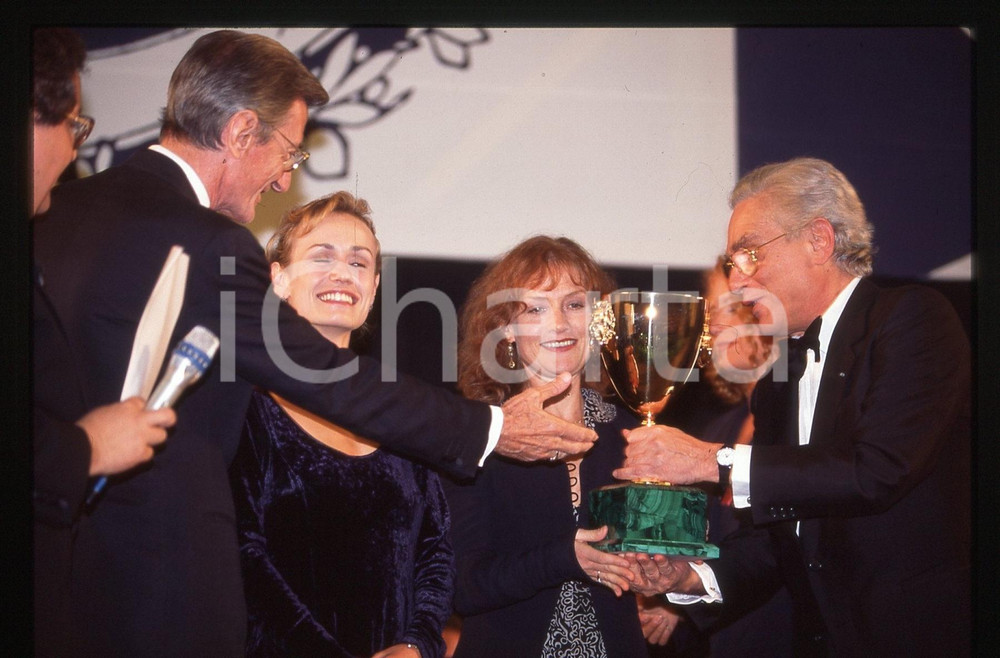 Fotografia d epoca originale 1995 FESTIVAL DI VENEZIA Isabelle HUPPERT Sandrine BONNAIRE 35mm VINTAGE SLIDE 1