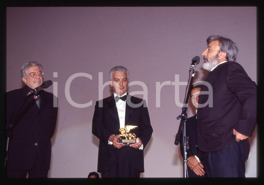 Fotografia d epoca originale 1998 FESTIVAL VENEZIA  Gianni AMELIO vince LEONE D ORO 35mm VINTAGE SLIDE 1