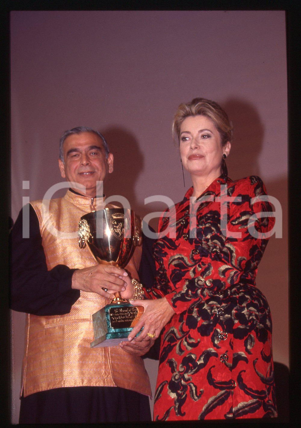 Fotografia d epoca originale 1998 FESTIVAL VENEZIA Catherine DENEUVE vince la COPPA VOLPI 35mm VINTAGE SLIDE 1