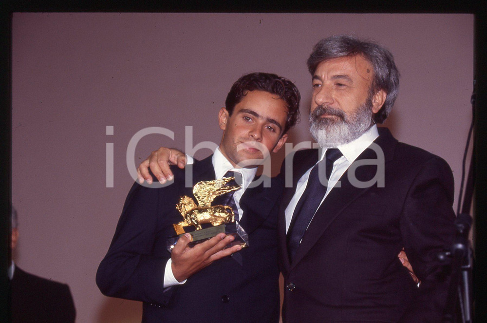 Fotografia d epoca originale 1998 FESTIVAL VENEZIA  Francesco GIUFFRIDA e Gianni AMELIO 35mm VINTAGE SLIDE 1