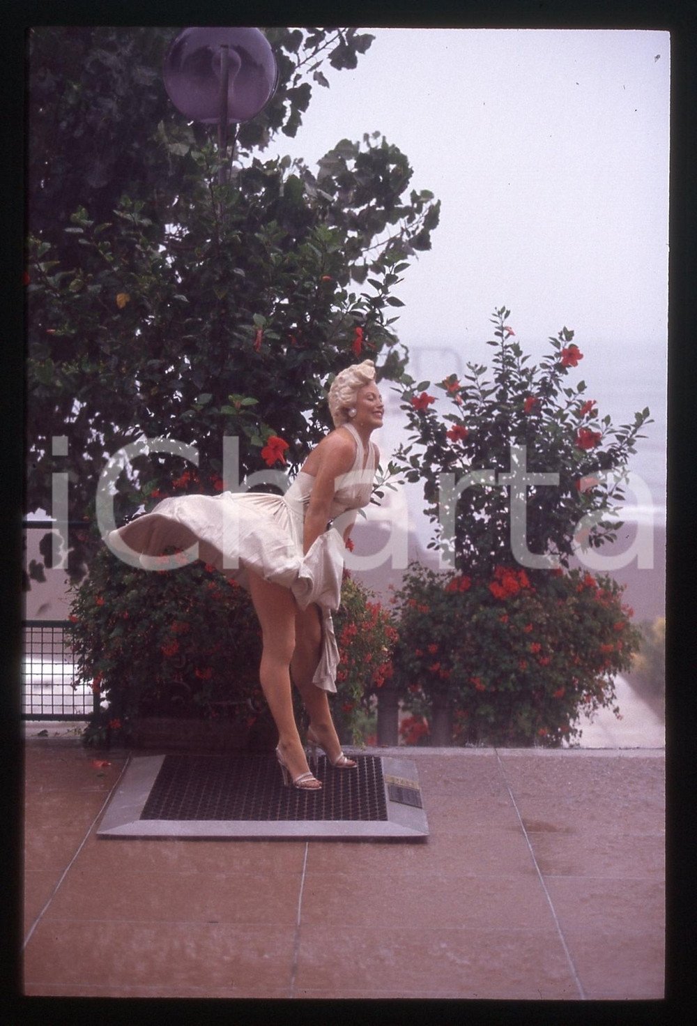 Fotografia d epoca originale 1997 FESTIVAL VENEZIA  Statua di Marilyn MONROE 35mm VINTAGE SLIDE 1