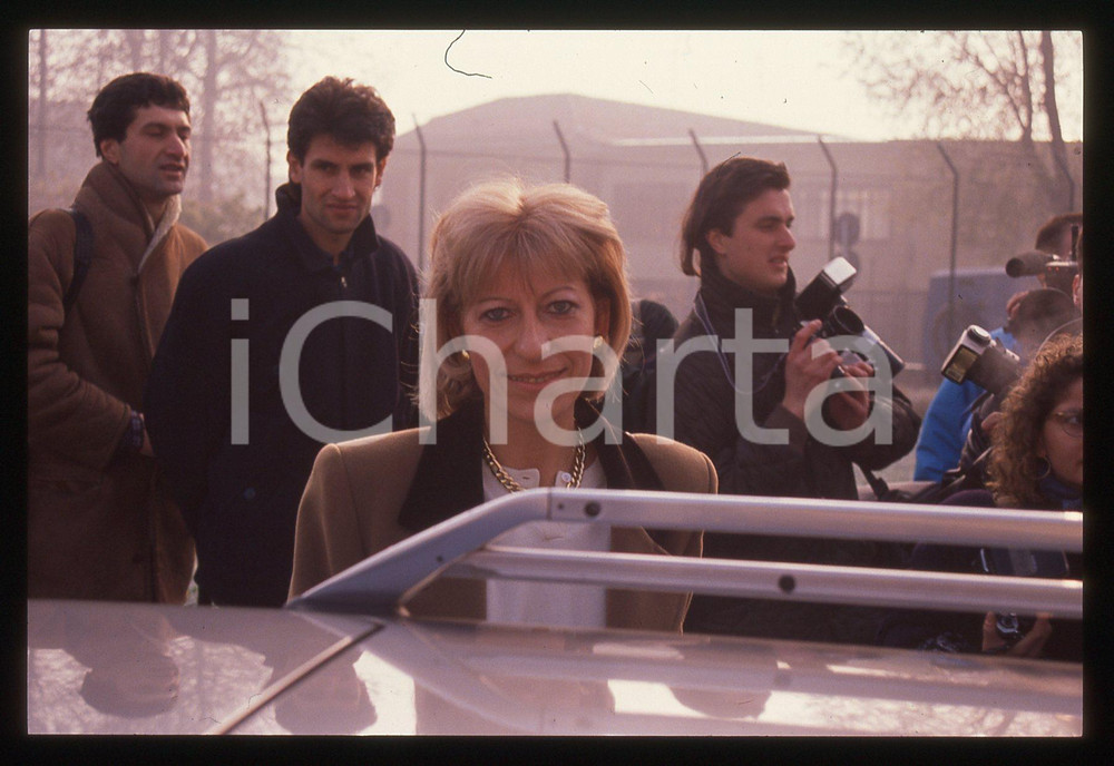 Fotografia d epoca originale 1990 ca MILANO Gemma CALABRESI moglie del commissario Luigi 35mm VINTAGE SLIDE 1