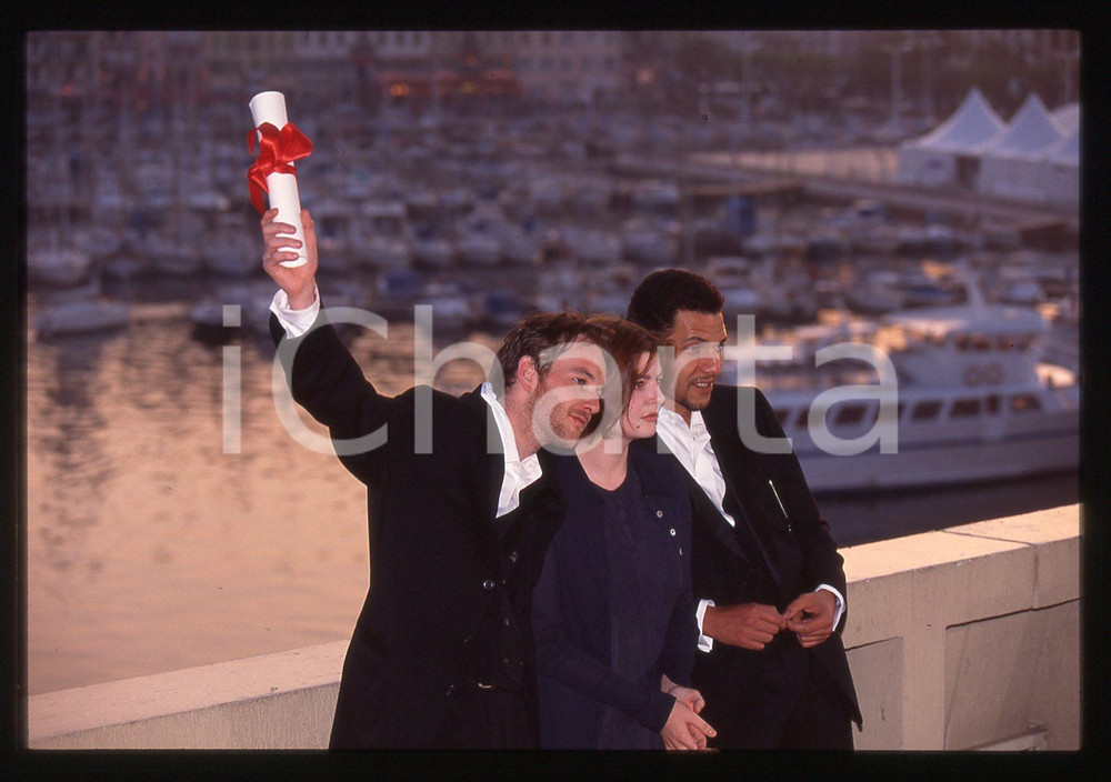 Fotografia d epoca originale 1995 FESTIVAL CANNES Xavier BEAUVOIS e Chiara MASTROIANNI 35mm VINTAGE SLIDE 2 1