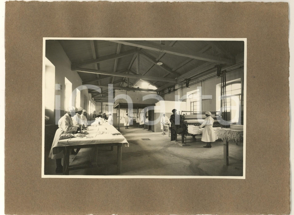 Fotografia d epoca originale 1931 COSTUME ITALIA  Confezioni tessili  Operaie al lavoro  Foto 24x18 cm 1