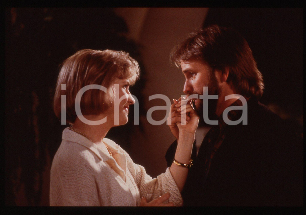 Fotografia d epoca originale 1989 SKIN DEEP John RITTER Alyson REED in una scena del film 35mm VINTAGE SLIDE 1