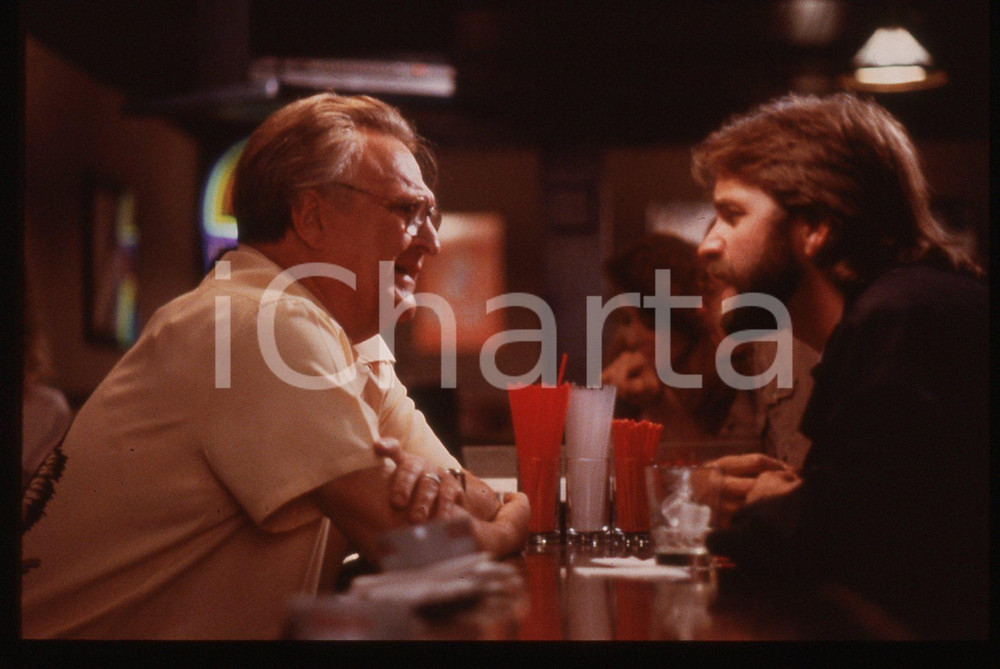 Fotografia d epoca originale 1989 SKIN DEEP John RITTER e Vincent GARDENIA in scena film 35mm VINTAGE SLIDE 1