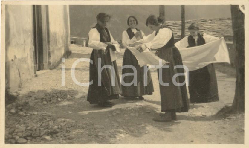 Fotografia d epoca originale Luglio 1926 COSTUMI LOMBARDIA  PREMANA LC Donne con teli Foto 10x7 cm 1