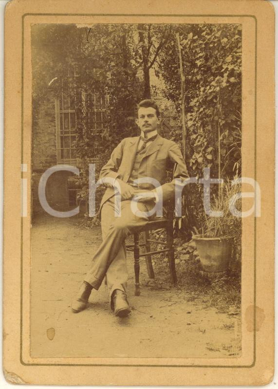 Fotografia d epoca originale 1900 ca LOMBARDIA Gentiluomo nel giardino di una villa Foto 7x10 cm 1