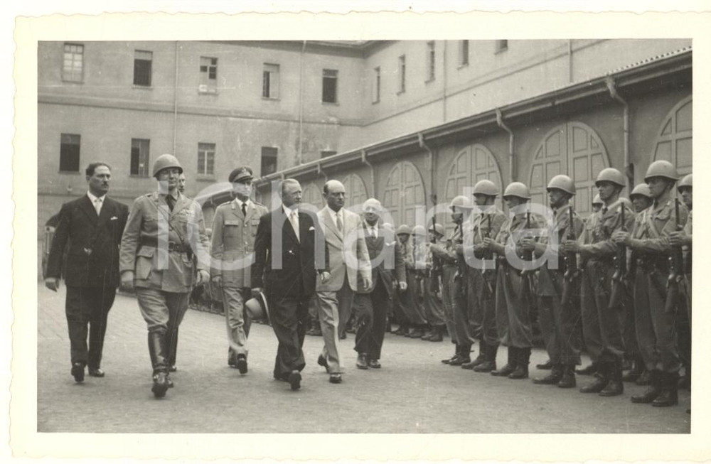 Fotografia d epoca originale 1950ca MILANO Ministro Randolfo PACCIARDI Caserma Garibaldi Foto agenzia 14x9 4 1