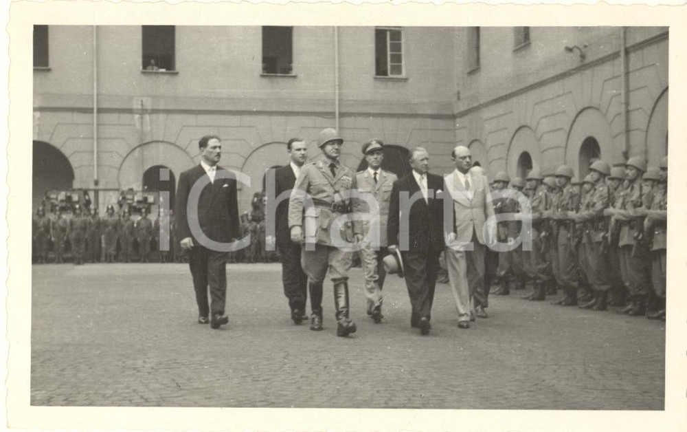 Fotografia d epoca originale 1950ca MILANO Ministro Randolfo PACCIARDI Caserma Garibaldi Foto agenzia 14x9 6 1