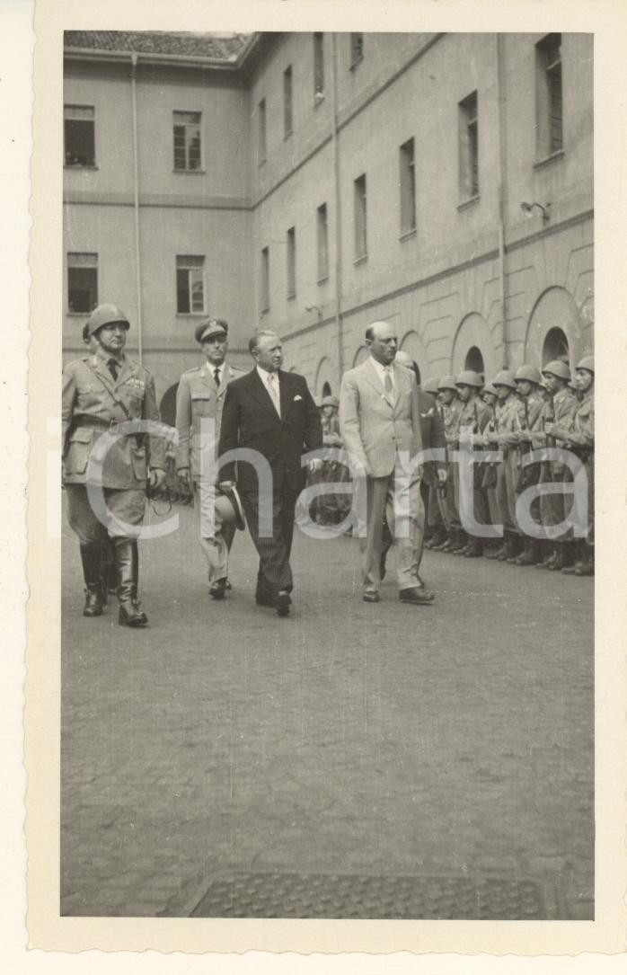 Fotografia d epoca originale 1950ca MILANO Ministro Randolfo PACCIARDI Caserma Garibaldi Foto agenzia 14x9 7 1
