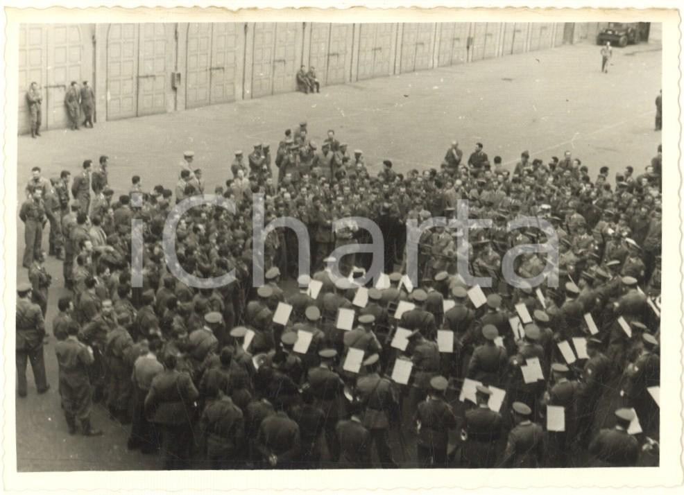 Fotografia d epoca originale 1950 ca MILANO Caserma Garibaldi  Banda musicale  Foto agenzia 12x9 cm 2 1