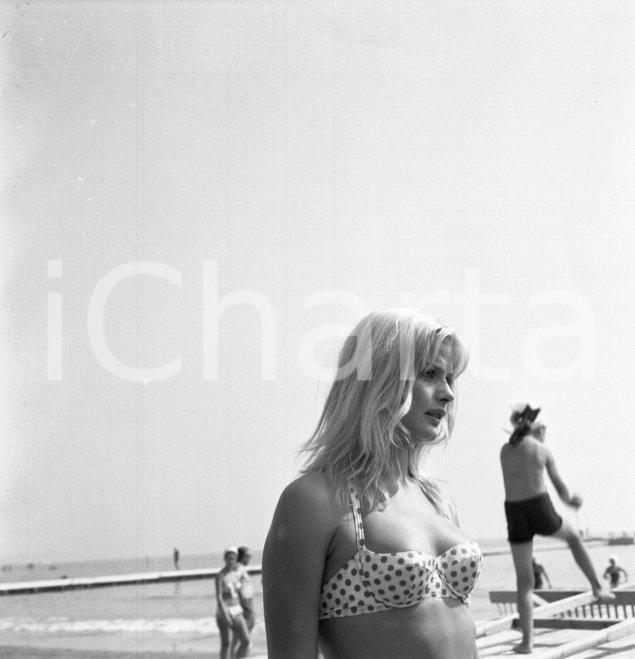 Fotografia d epoca originale 1967 VENEZIA Ewa AULIN al Lido NEGATIVO ORIGINALE 1