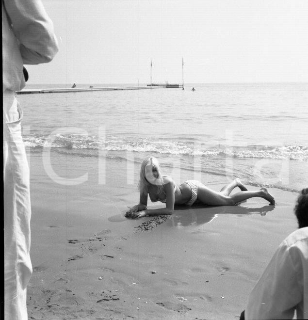 Fotografia d epoca originale 1967 VENEZIA Ewa AULIN in riva al mare al Lido NEGATIVO ORIGINALE 2 1
