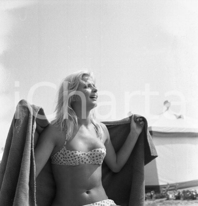 Fotografia d epoca originale 1967 VENEZIA Ewa AULIN in riva al mare al Lido NEGATIVO ORIGINALE 3 1