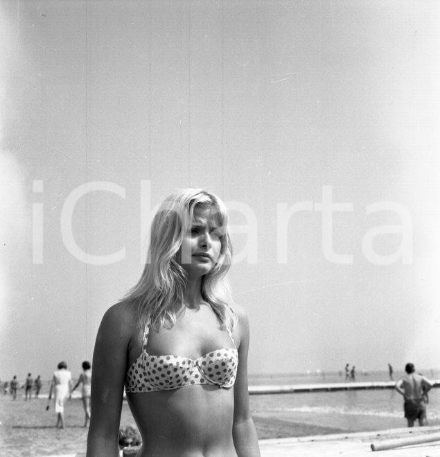 Fotografia d epoca originale 1967 VENEZIA Ewa AULIN in bikini in riva al mare al Lido NEGATIVO ORIGINALE 4 1