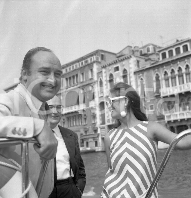 Fotografia d epoca originale 1967 VENEZIA Claudia CARDINALE e Luciano LUISI NEGATIVO ORIGINALE 1