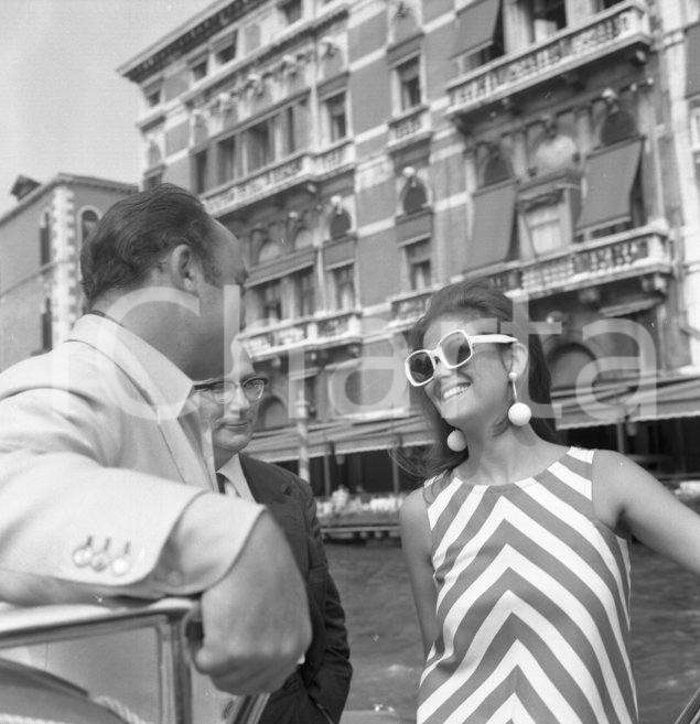 Fotografia d epoca originale 1967 VENEZIA Claudia CARDINALE e Luciano LUISI NEGATIVO ORIGINALE 1 1