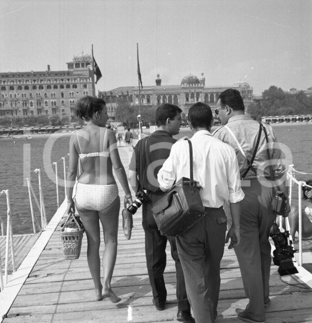 Fotografia d epoca originale 1964 VENEZIA paparazzi al Lido NEGATIVO ORIGINALE 1