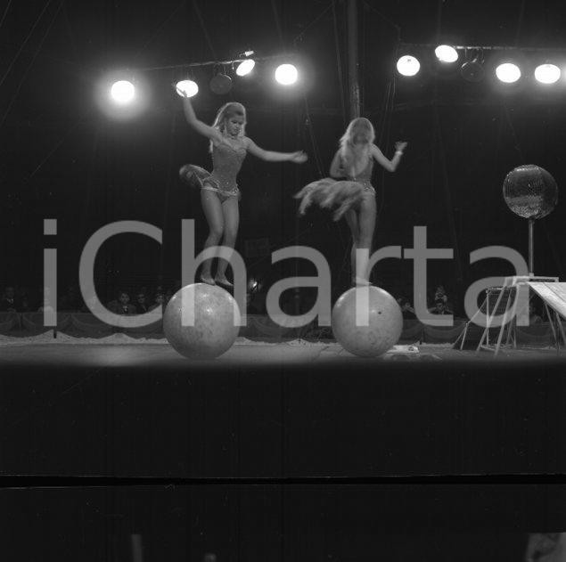 Fotografia d epoca originale 1967 Circo ORFEI il numero di equilibriste sul pallone NEGATIVO ORIGINALE 1